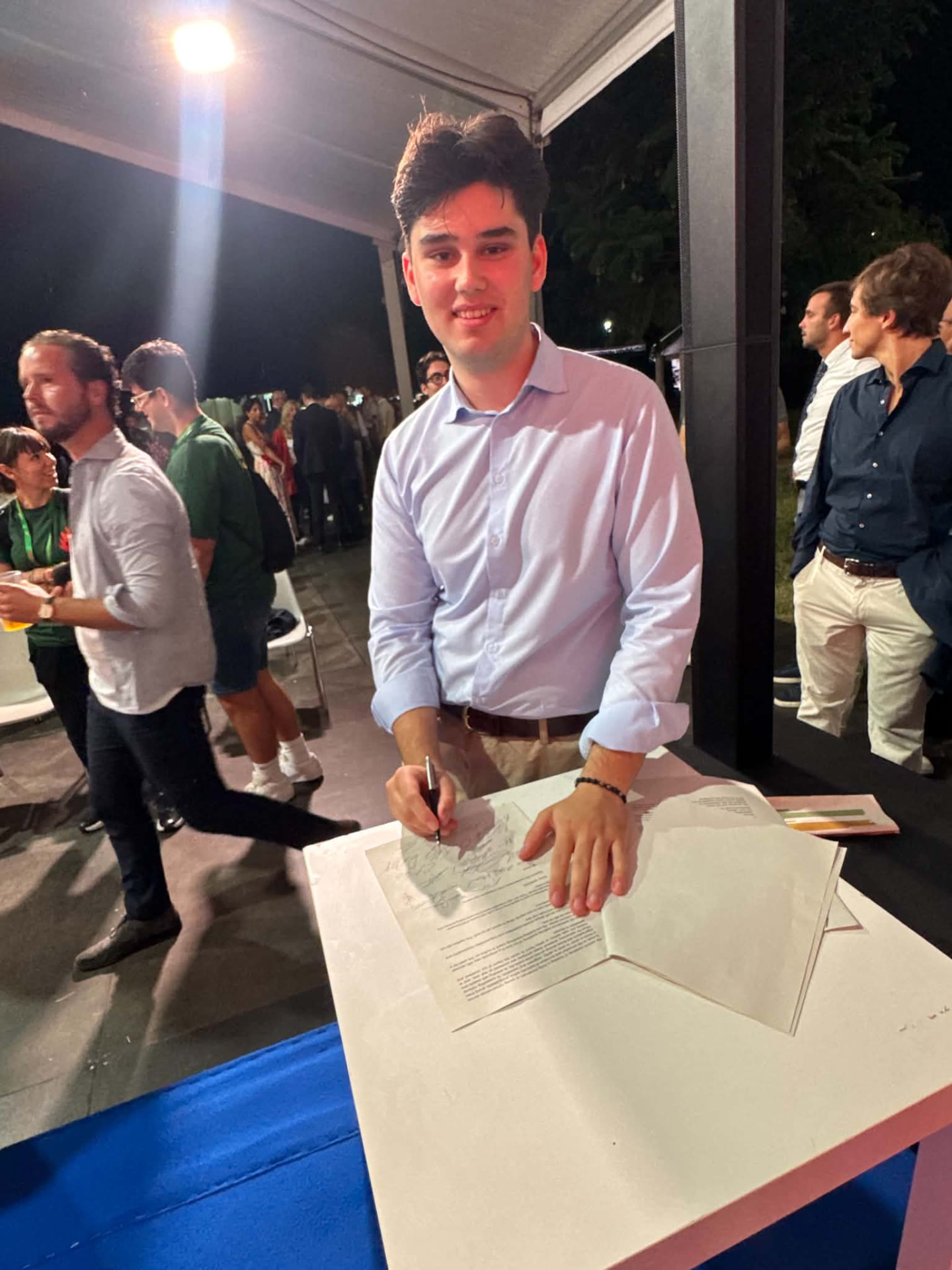 Oscar Ingvardtsen underskriver det stiftende manifest for European Young Conservatives